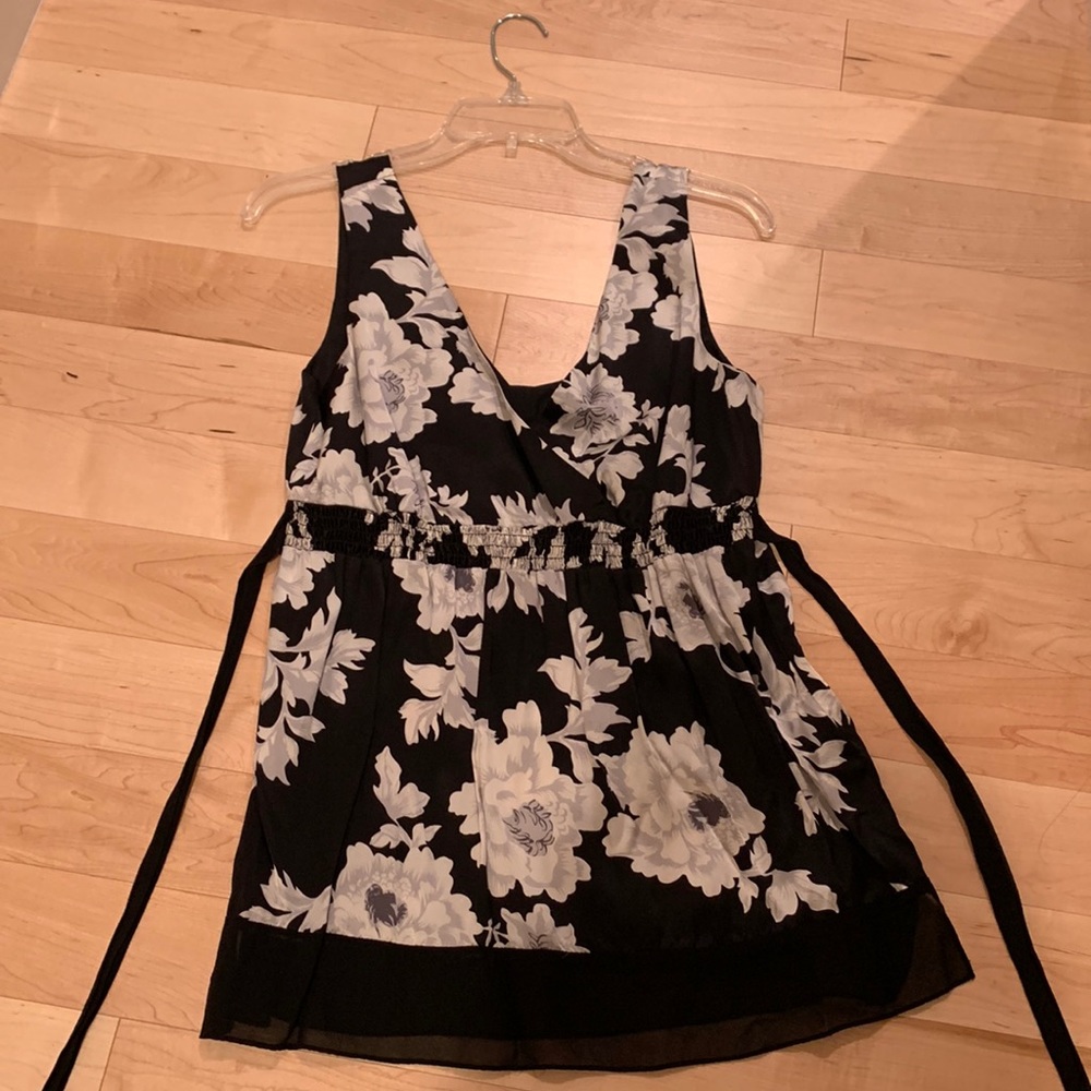 White House black market black and white floral sleeveless blouse-size M